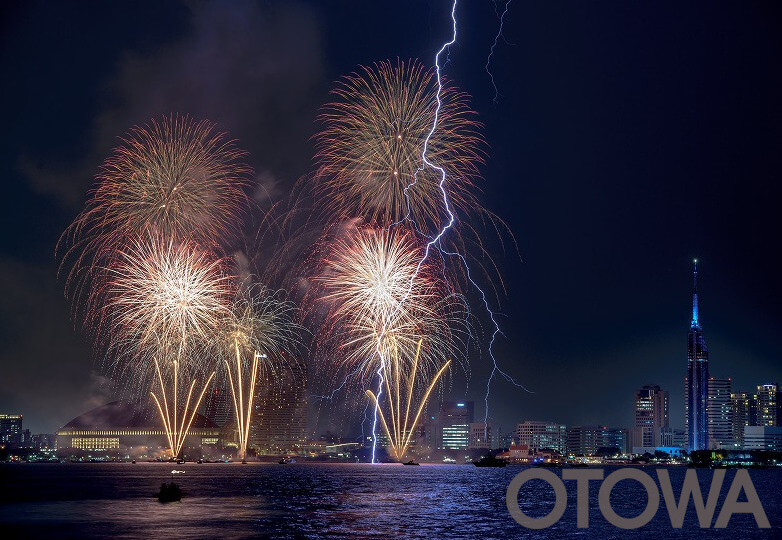 The 17th 雷写真コンテスト受賞作品 Bronze Prize -Lightning and firework duet-